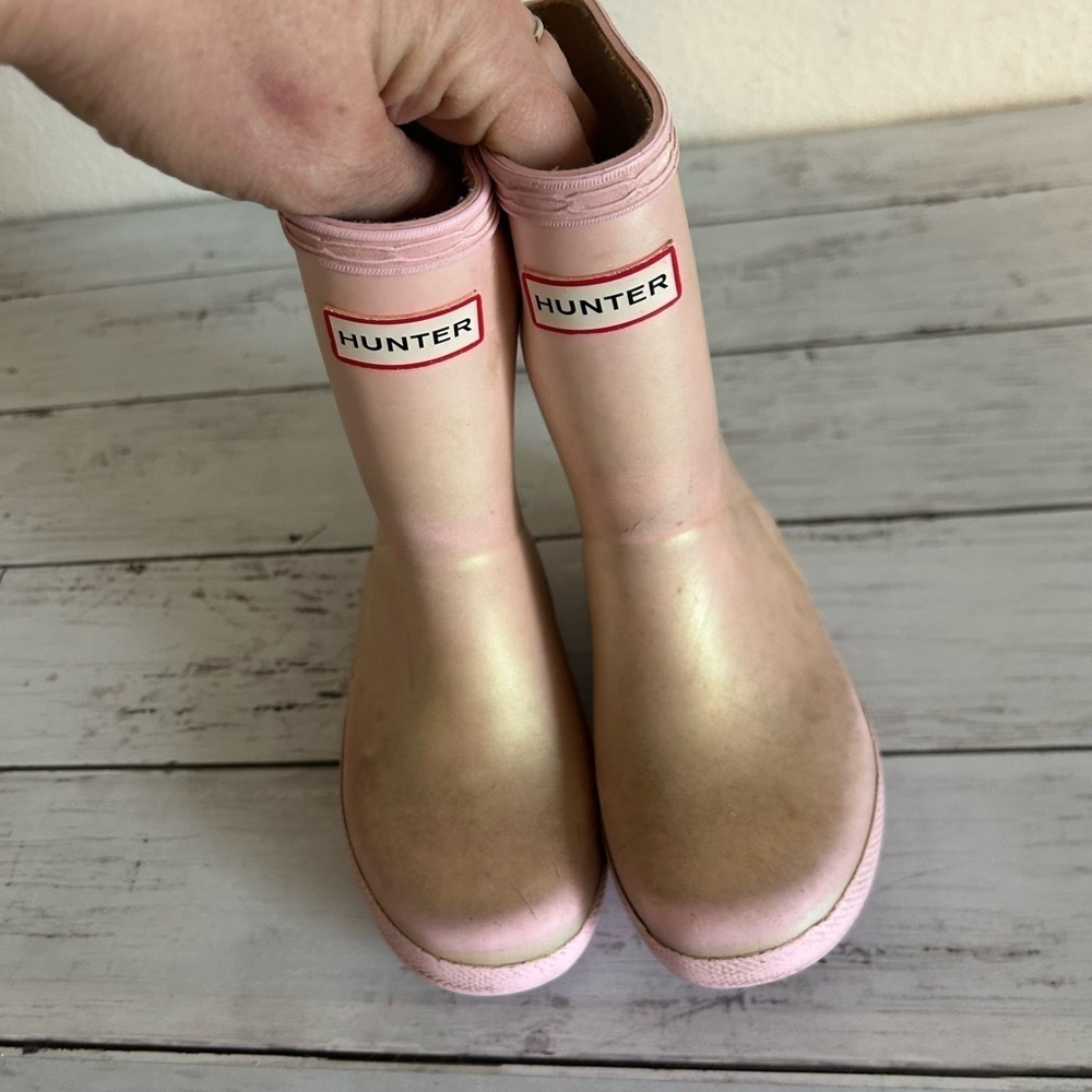 Hunter youth, size 8 pink rain boots